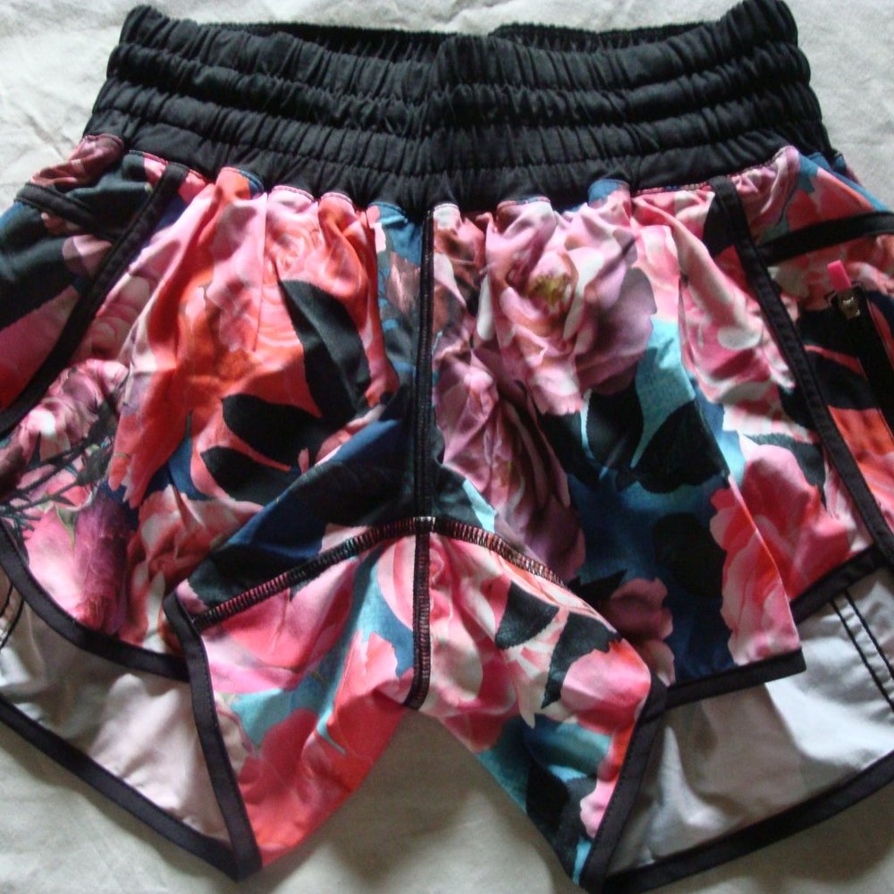 Lululemon Tracker Shorts, Size 6 - image 2